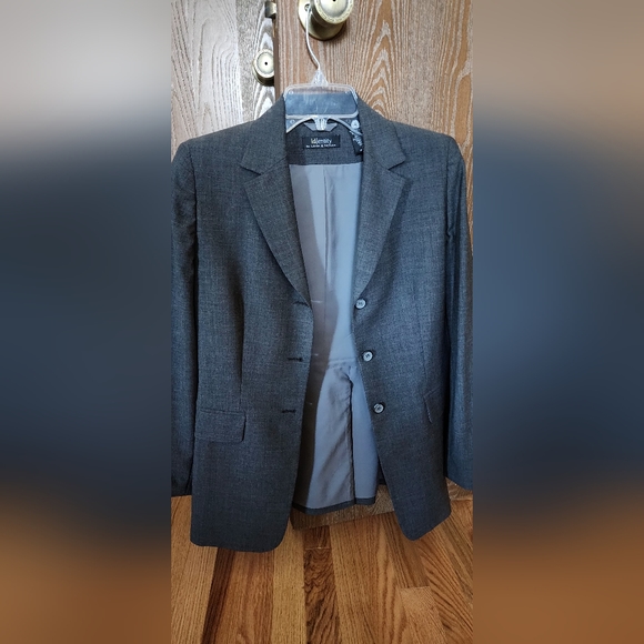 A jacket by lord and Taylor, only worn couple times. Looks brand new - Picture 1 of 3